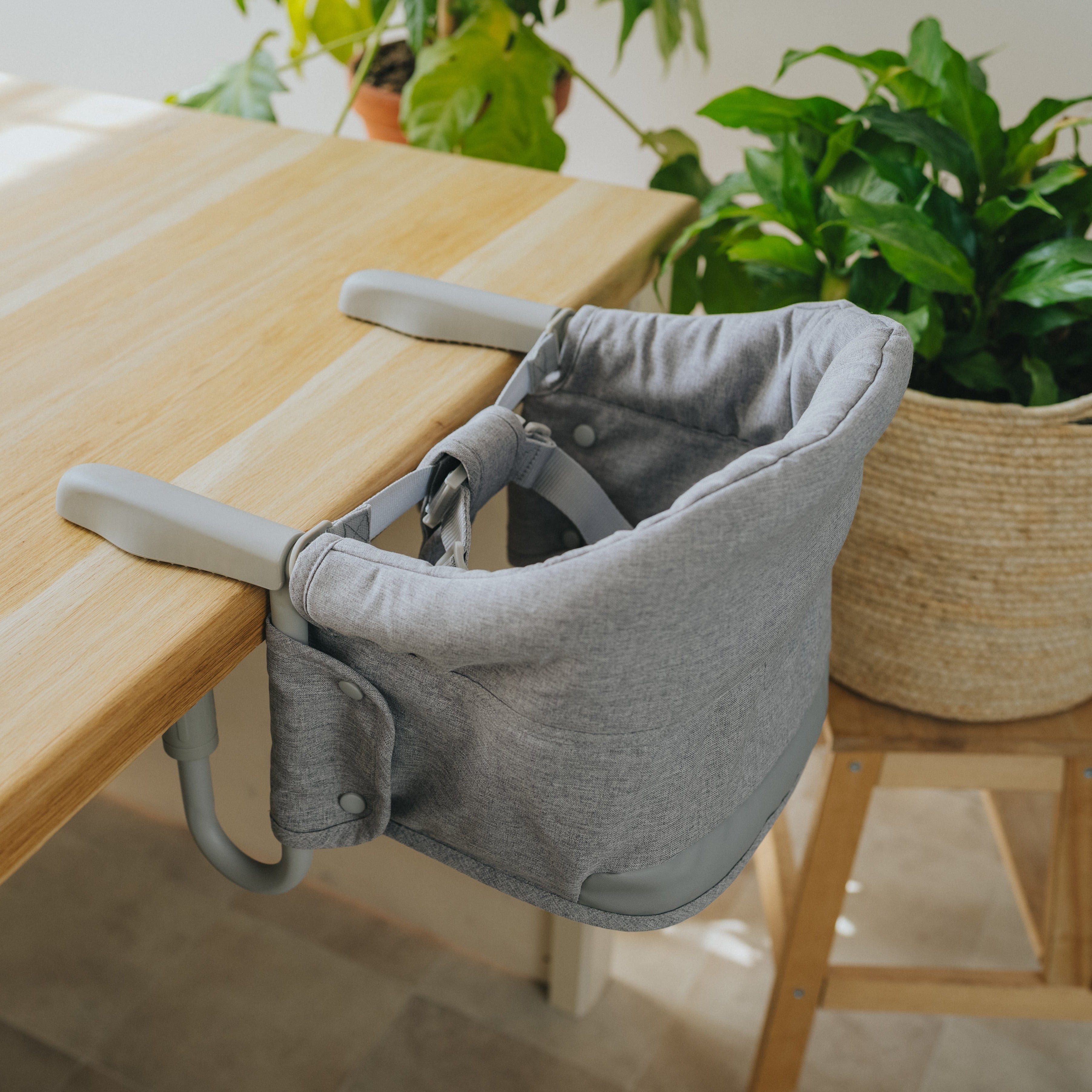 Podróżne krzesełko do karmienia Monkey Mum® - szare