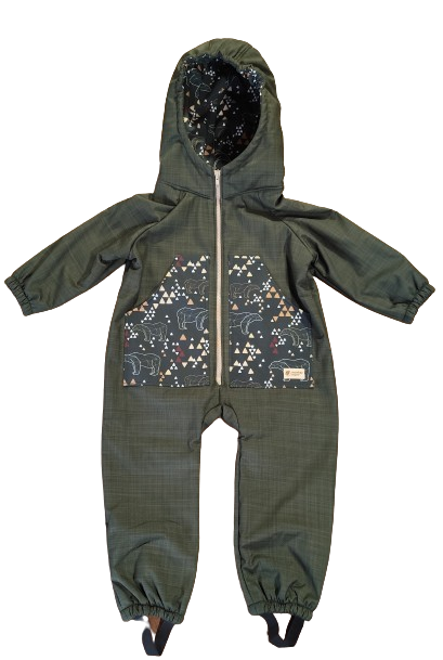 Monkey Mum® Dziecięcy zimowy kombinezon softshellowy z barankiem - Khaki mały myśliwy z niedźwiedziem - roz. 98/104, 110/116