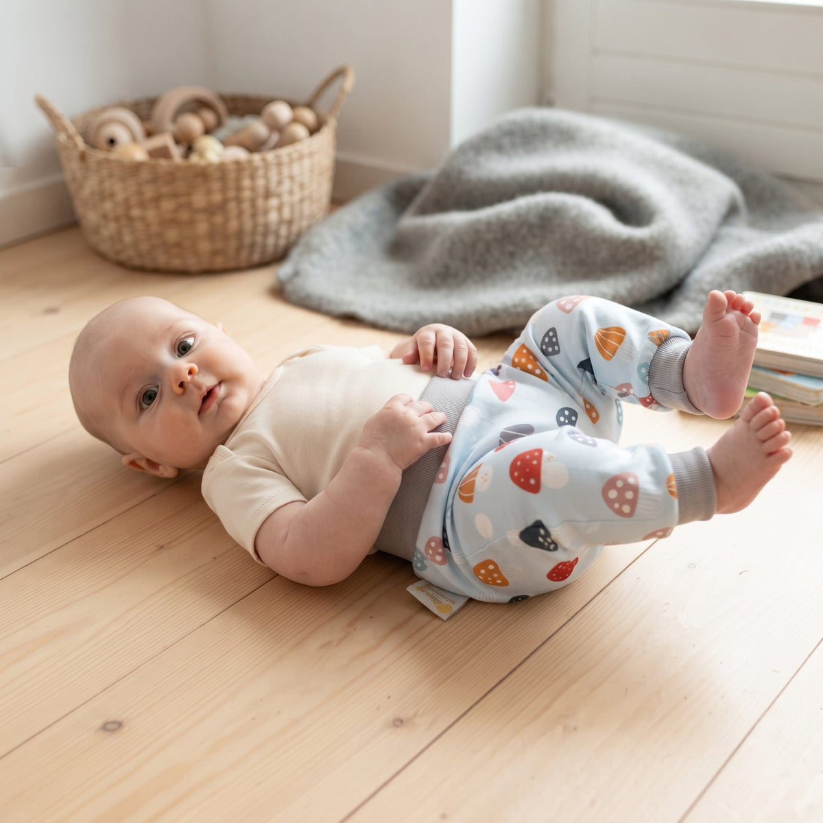 Dziecięce softshellowe spodnie z membraną Monkey Mum® - Kolorowe muchomory