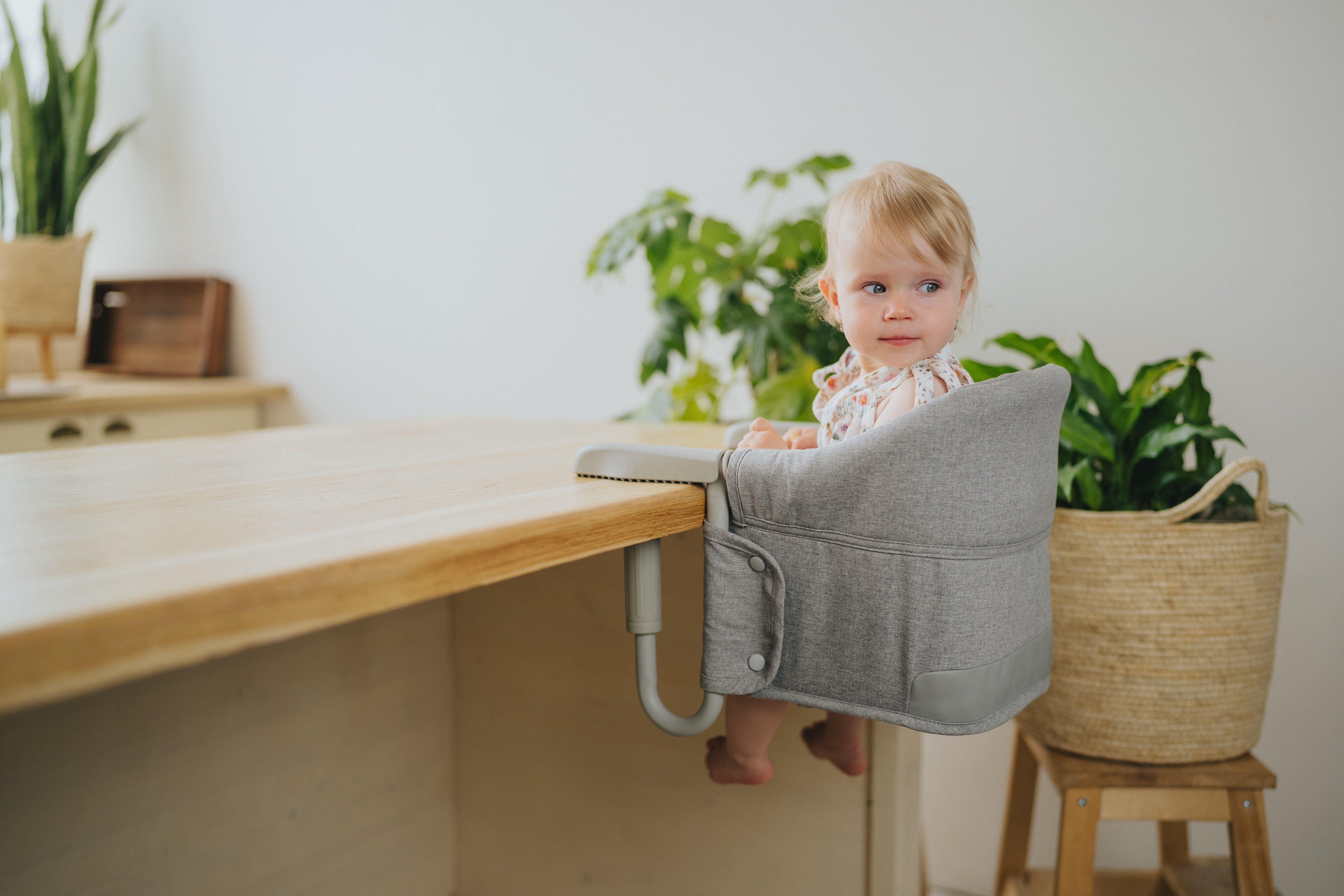Podróżne krzesełko do karmienia Monkey Mum® - szare