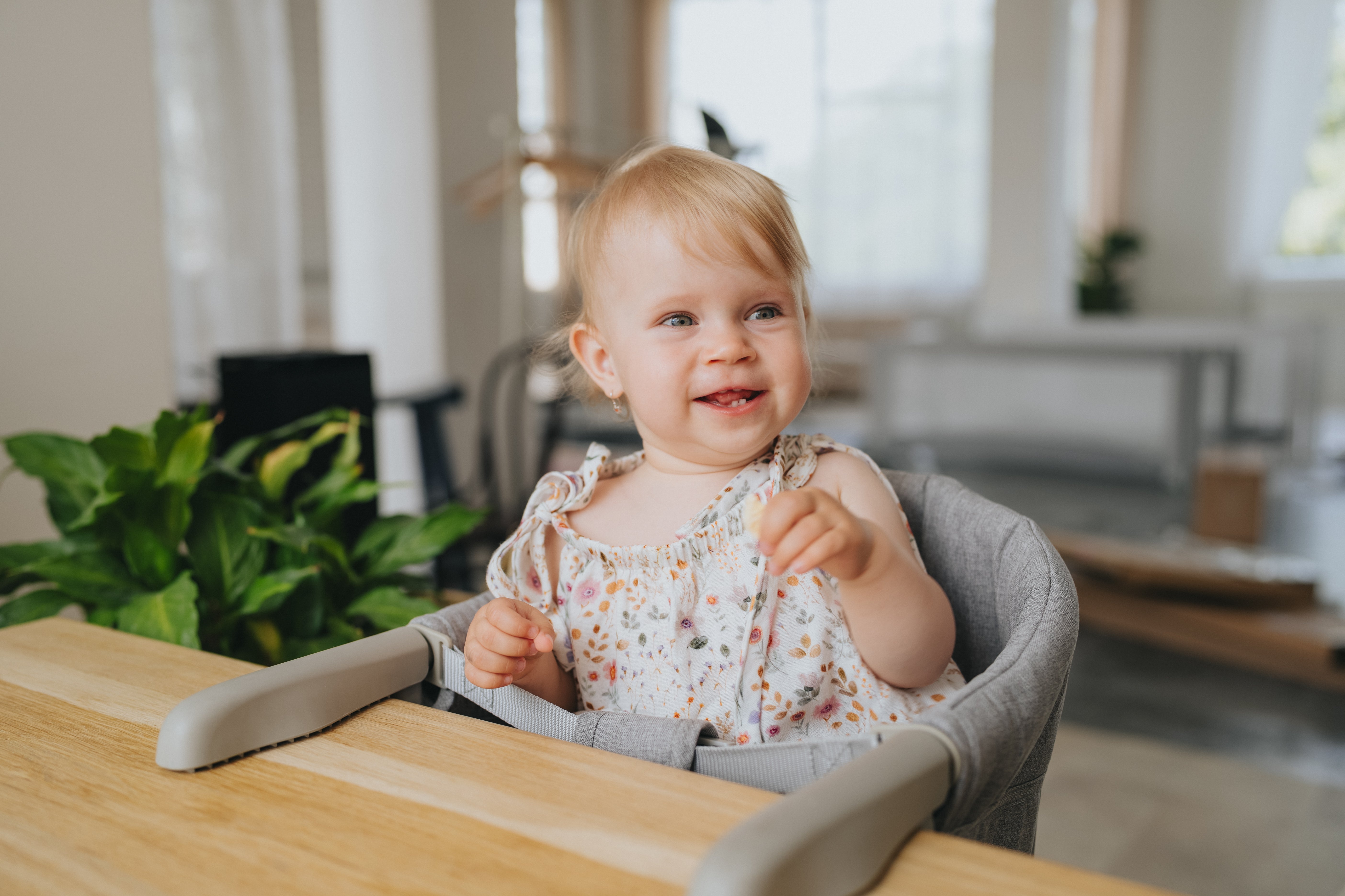 Podróżne krzesełko do karmienia Monkey Mum® - szare