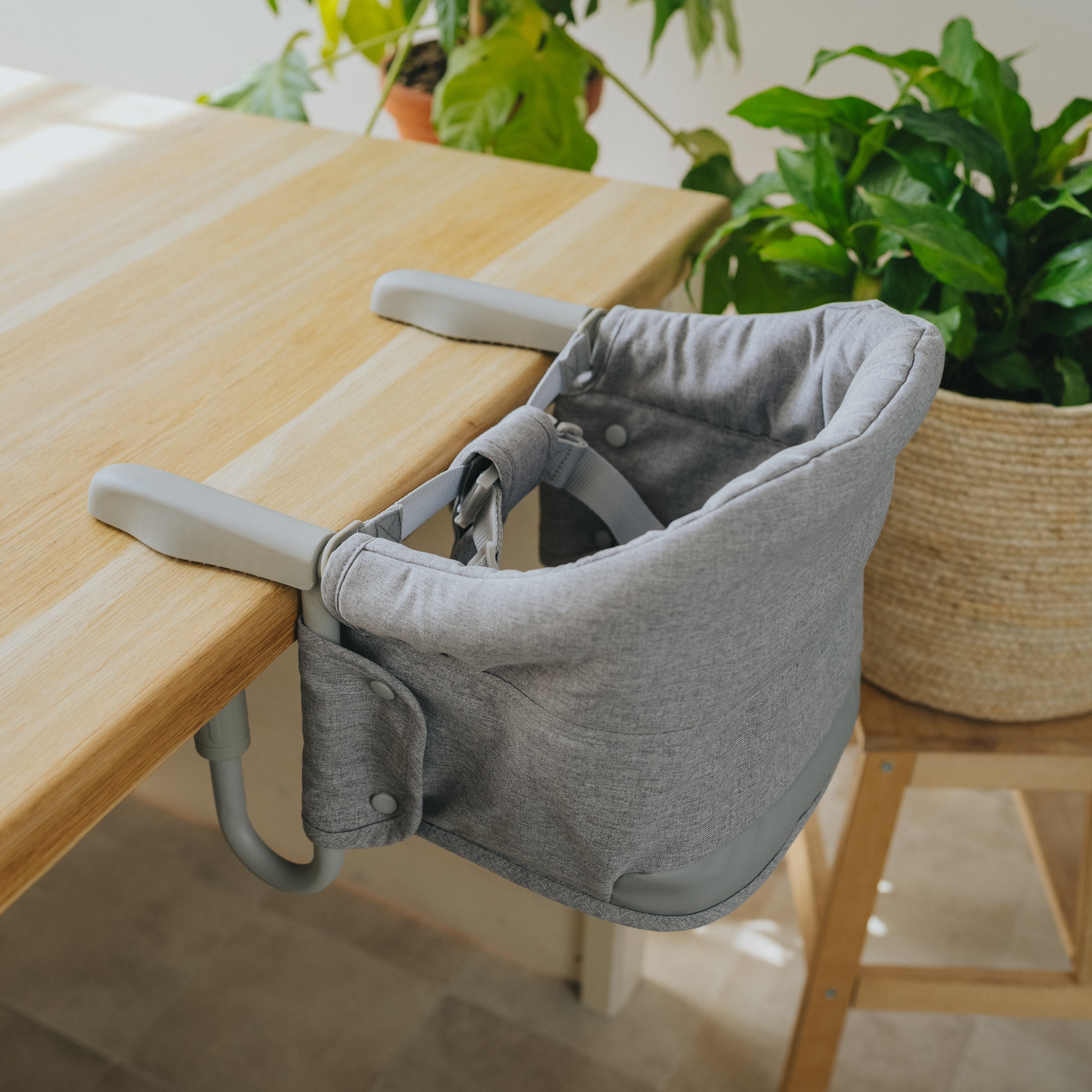 Podróżne krzesełko do karmienia Monkey Mum® - szare - rozpakowane