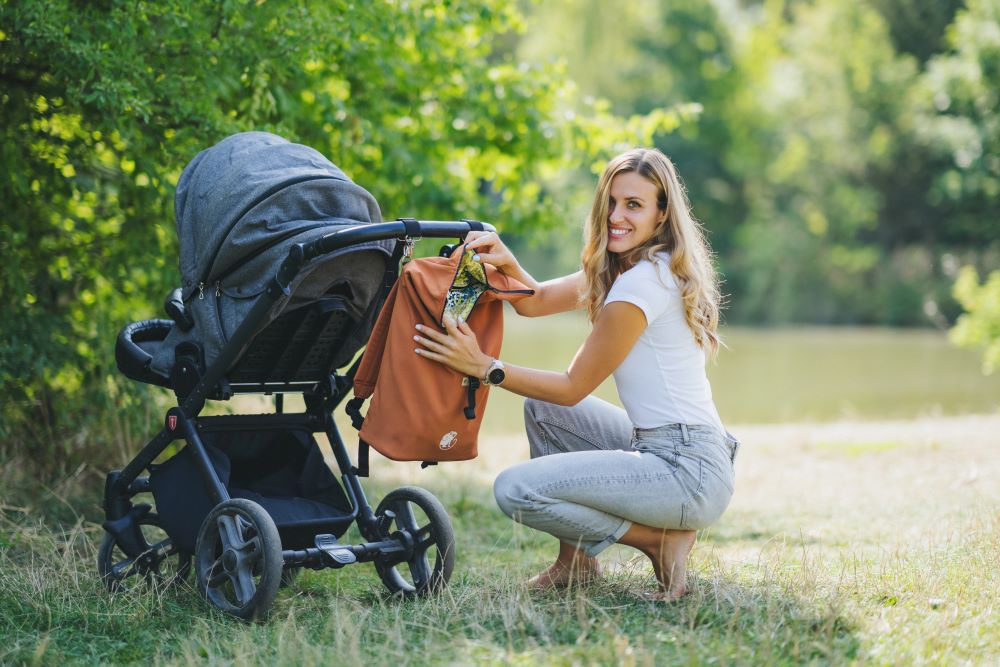 Monkey Mum® Zintegrowany plecak z diagonalu do nosidełka Carrie - Kwitnąca łąka
