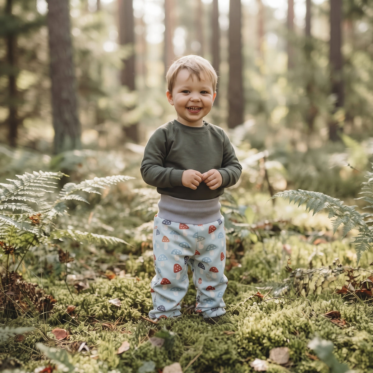Dziecięce rosnące spodnie softshellowe z membraną Monkey Mum® - Kolorowe muchomory
