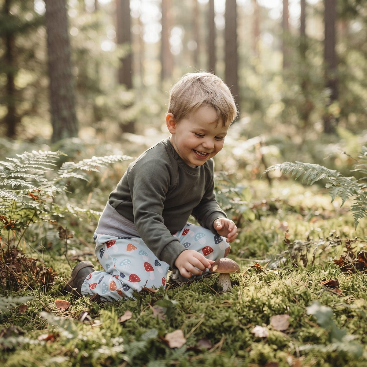 Dziecięce rosnące spodnie softshellowe z membraną Monkey Mum® - Kolorowe muchomory