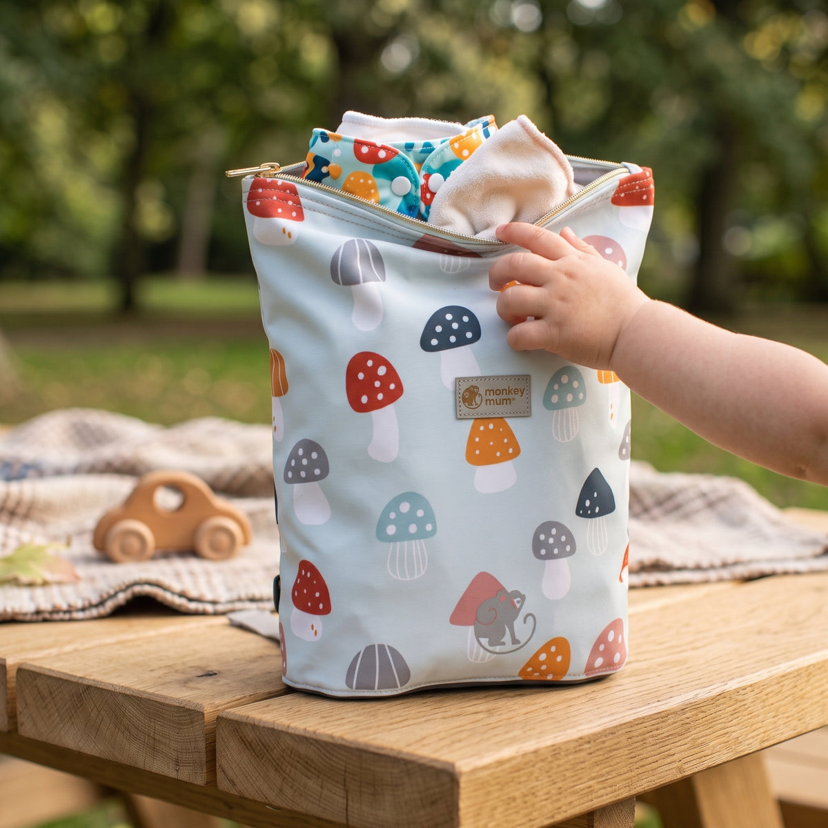 Dziecięcy plecaczek softshellowy Monkey Mum® - Kolorowe muchomory