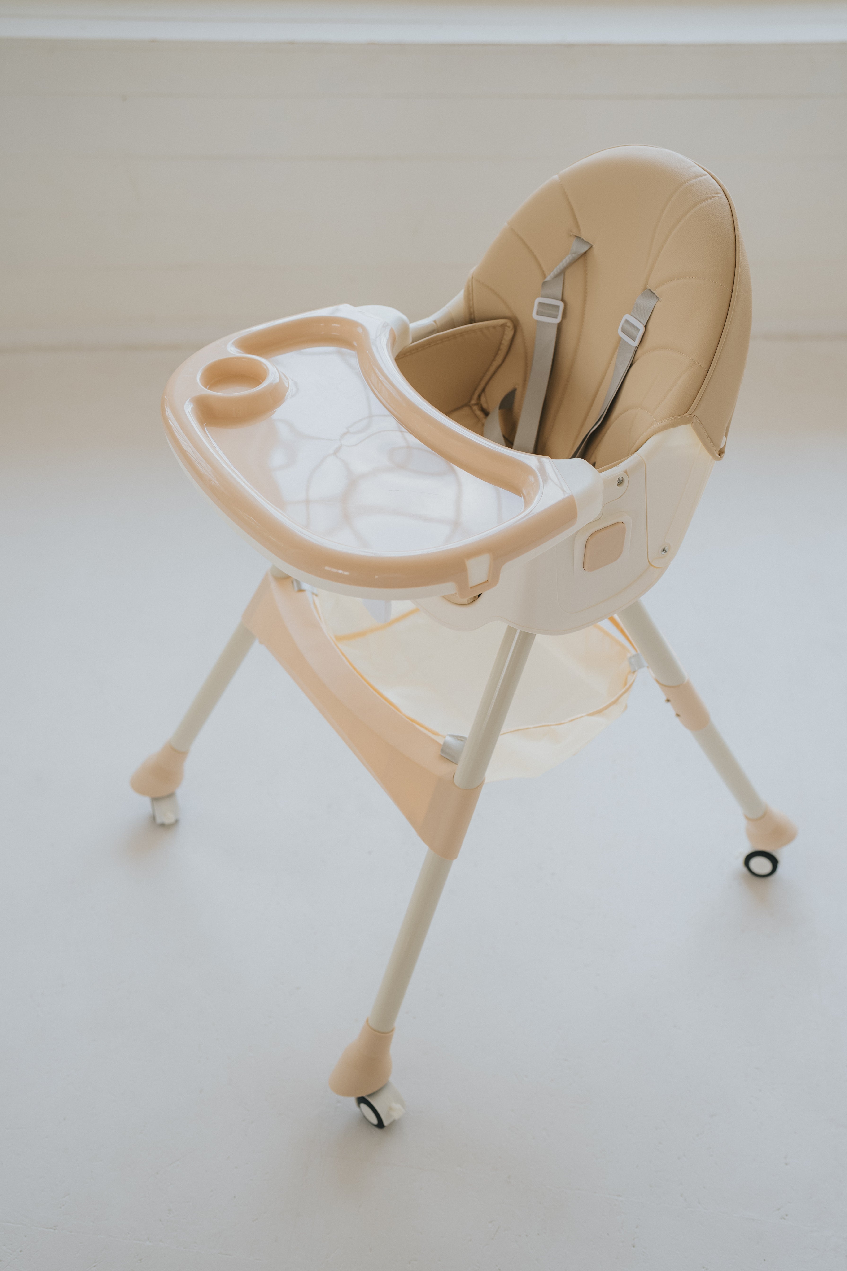 Dziecięce krzesełko do karmienia 2w1 Comfort - Beżowe - po rozpakowaniu
